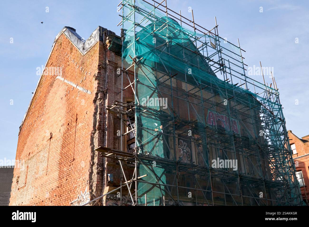 Gerüste und Netze rund um das historische Bauwerk Avenue Hall 58-60 North Street belfast, Nordirland, großbritannien Stockfoto