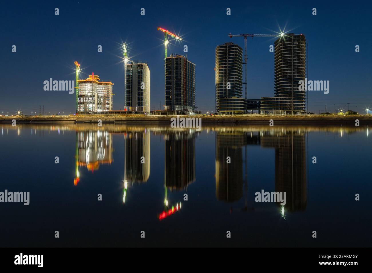 Neue Wohngebäude werden im Bau am Tempe Town Lake in Tempe, Arizona. Stockfoto