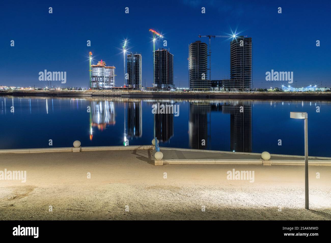 Neue Wohngebäude werden im Bau am Tempe Town Lake in Tempe, Arizona. Stockfoto