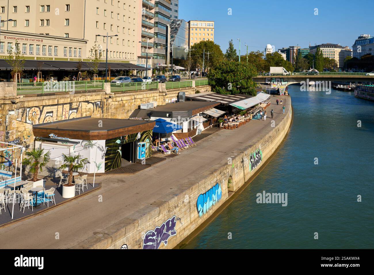 Wien, Österreich – 26. September 2023 Donaukanal Gisela Werbezirk Promenade Wien Österreich. Leute, die den unteren Gisela Werbezirk Promenade genießen. Stockfoto Wien, Österreich – 26. September 2023 Donaukanal Gisela Werbezirk Promenade Wien Österreich. Leute, die den unteren Gisela Werbezirk Promenade genießen. Stockfoto