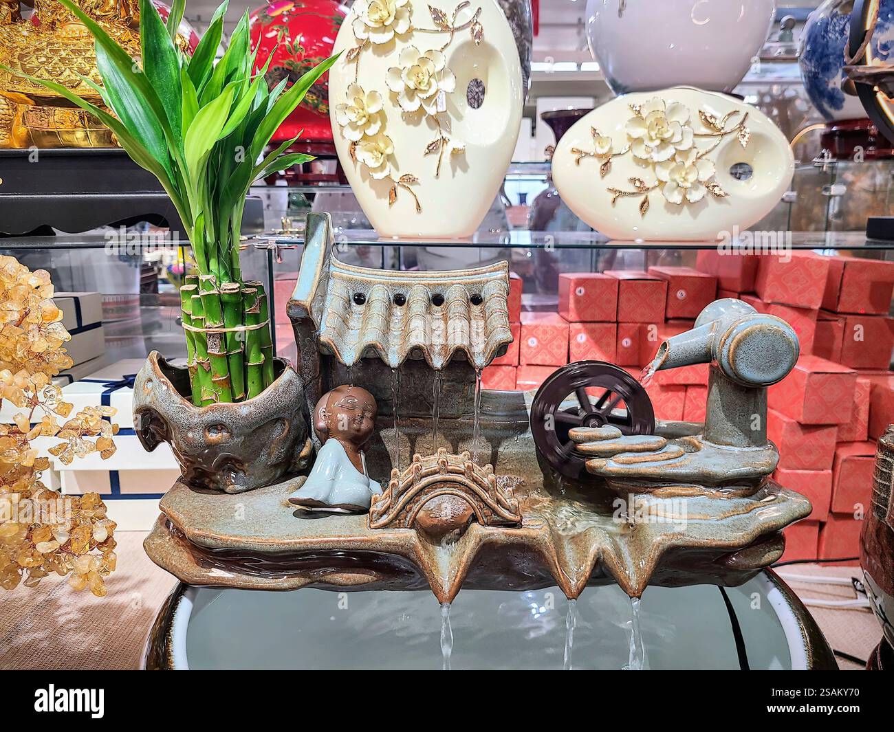 Zen-Meditation-Brunnen mit Blick auf Bambus- und Mönchauge Stockfoto