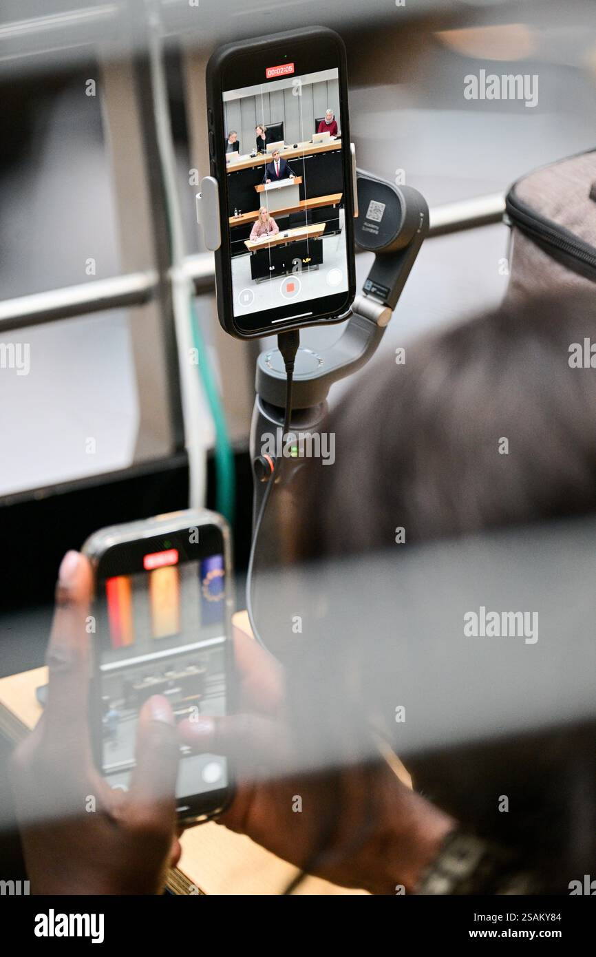 Berlin, Deutschland. 30. Januar 2025. Ein Mitarbeiter der SPD-Fraktion arbeitet während einer Plenarsitzung im Berliner Repräsentantenhaus an einem Social-Media-Post. Quelle: Sebastian Christoph Gollnow/dpa/Alamy Live News Stockfoto