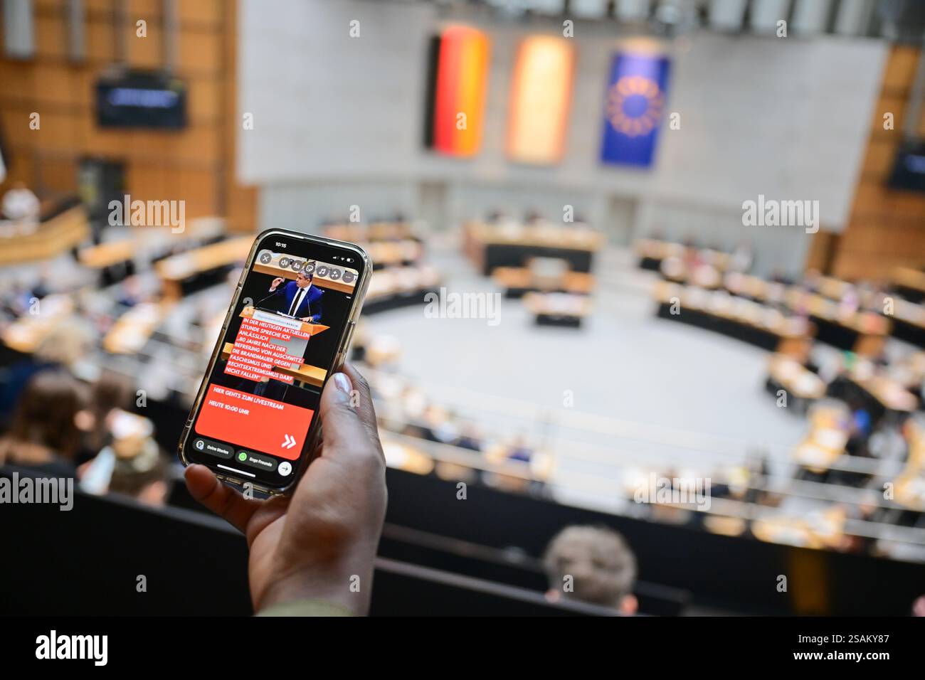 Berlin, Deutschland. 30. Januar 2025. Ein Mitarbeiter der SPD-Fraktion arbeitet während einer Plenarsitzung im Berliner Repräsentantenhaus an einem Social-Media-Post. Quelle: Sebastian Christoph Gollnow/dpa/Alamy Live News Stockfoto