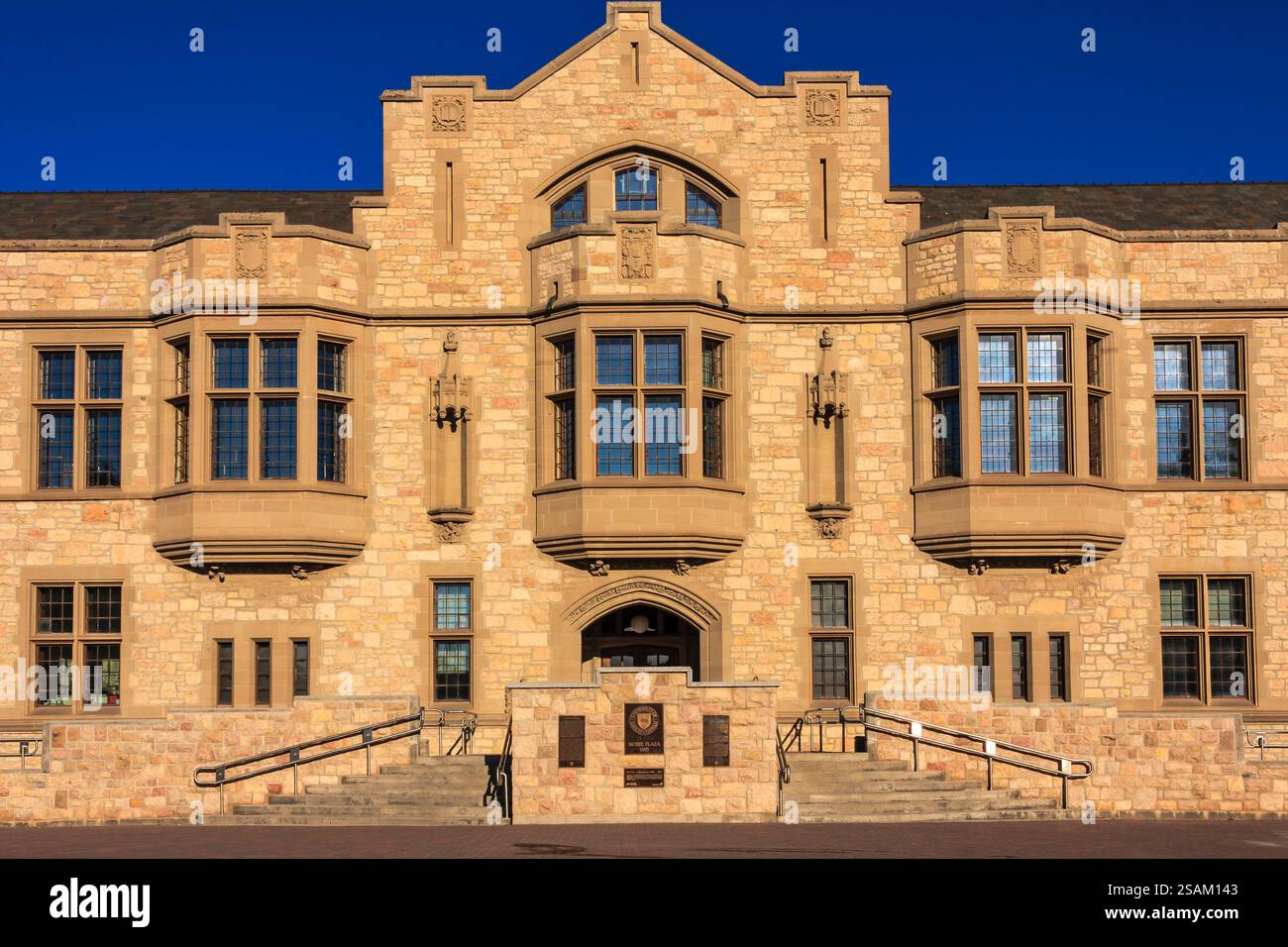 Das Gebäude ist alt und hat viele Fenster. Es ist ein großes Gebäude mit viel Stein Stockfoto
