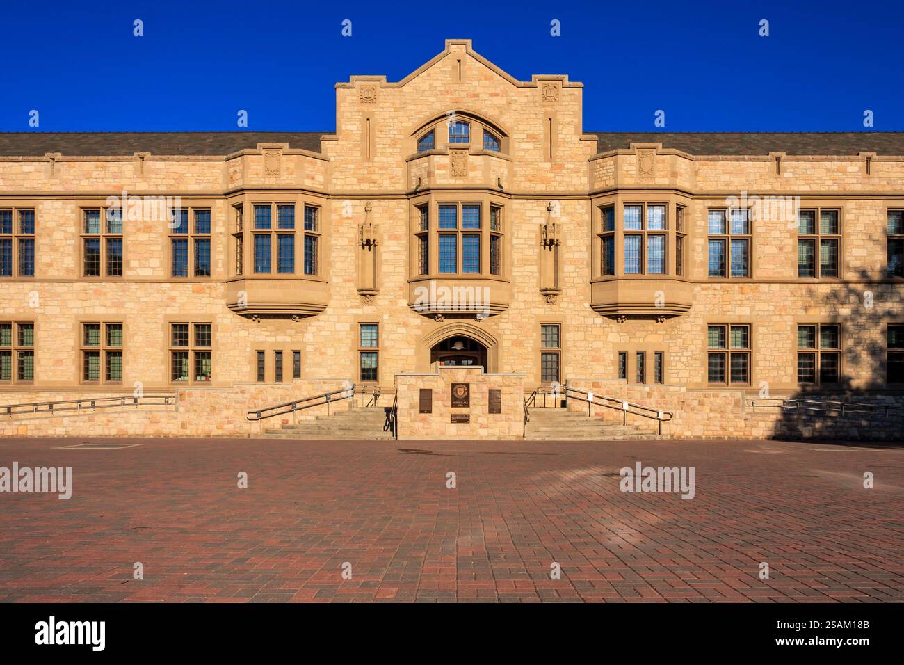 Das Gebäude ist alt und hat viele Fenster. Es ist ein großes Gebäude mit viel Stein Stockfoto