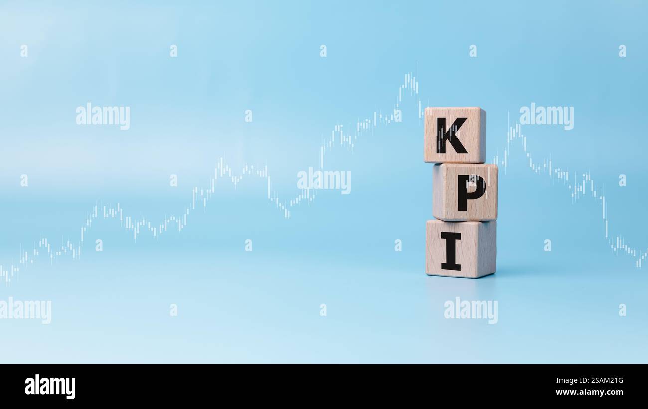 Indikatoren Business und KPI zur Verbesserung der Unternehmensleistung, Holzblöcke gedruckt mit der Abkürzung KPI auf blauem Hintergrund, Marketing, Corpor Stockfoto