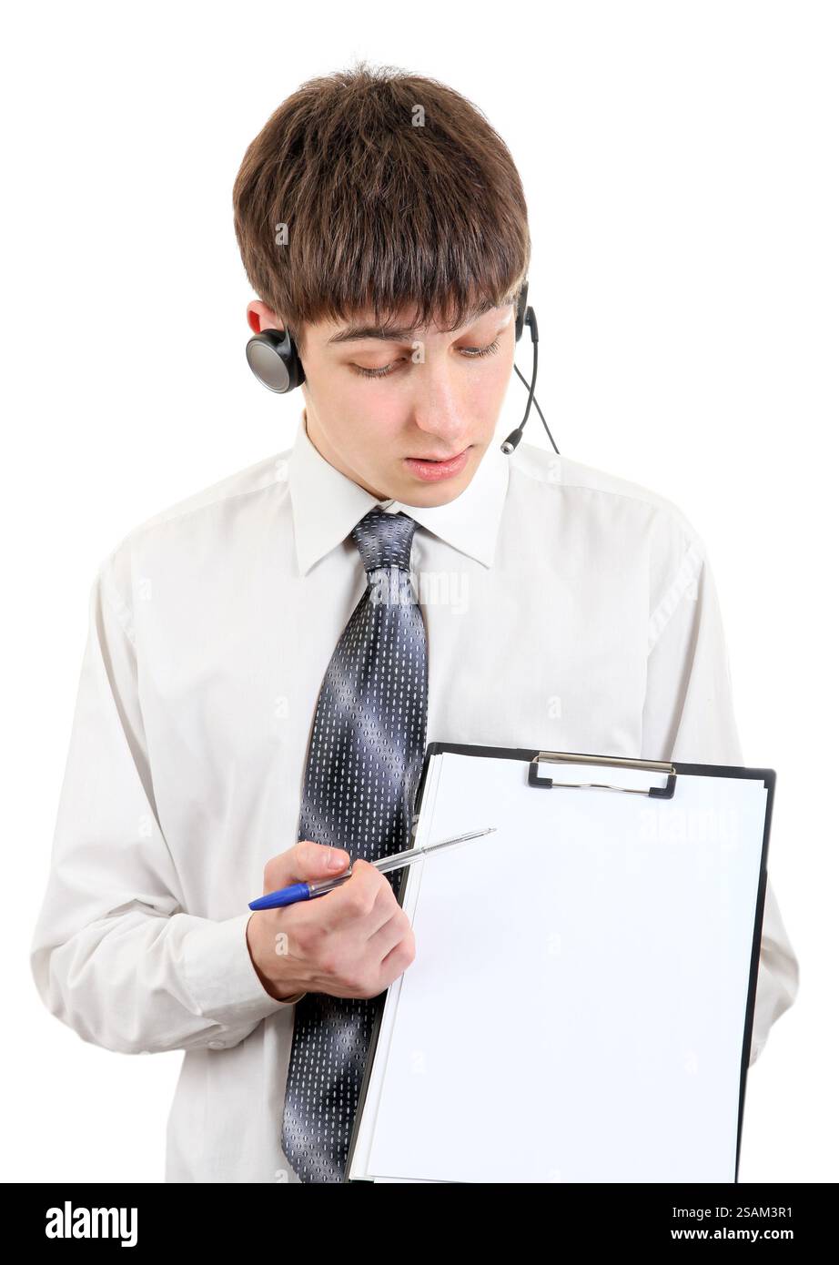 Junger Mann, der erklärt und mit dem Stift auf der leeren Zwischenablage zeigt Stockfoto