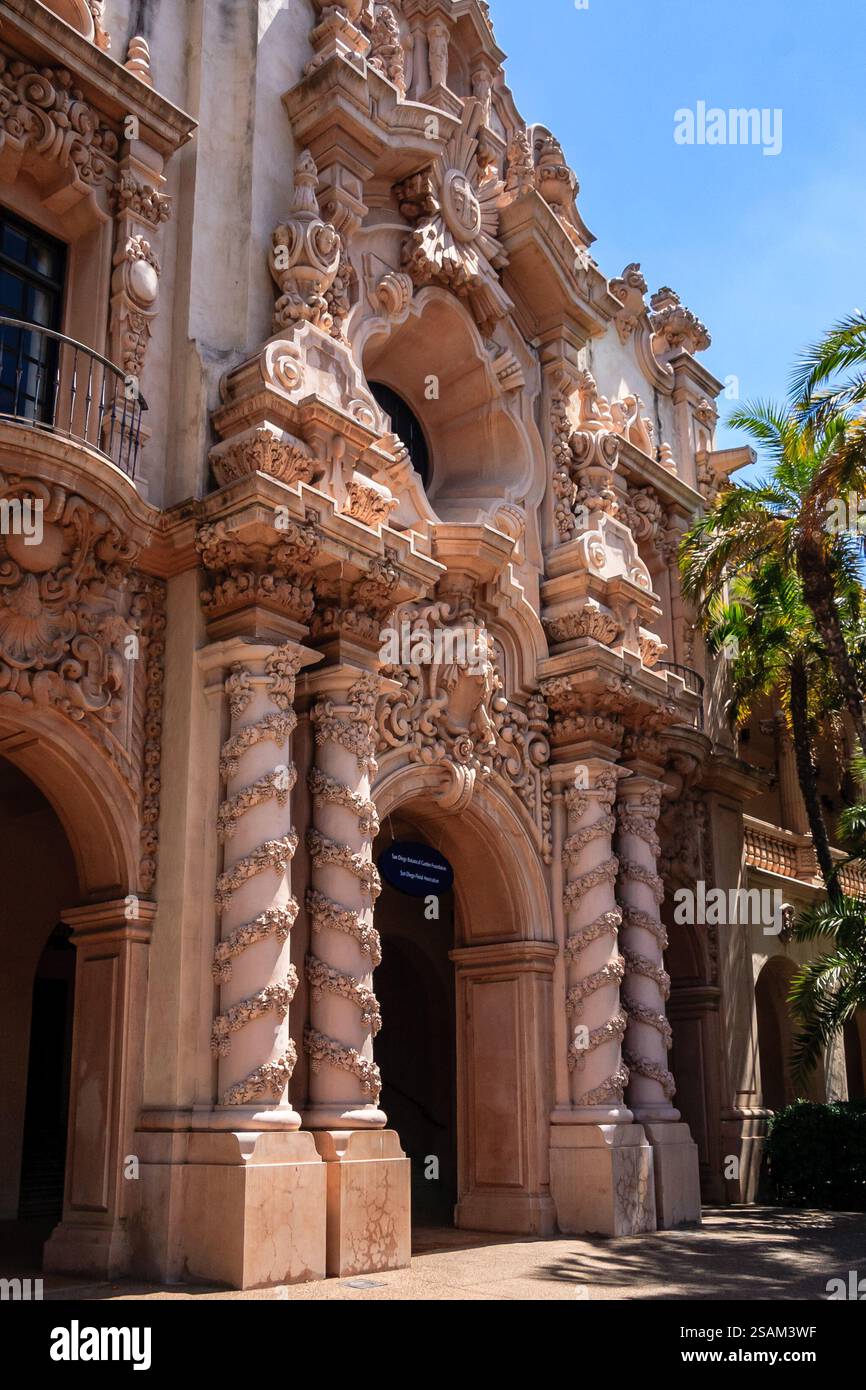 Das Gebäude hat viele Details und ist sehr verziert. Die Vorderseite des Gebäudes hat einen großen Bogengang Stockfoto