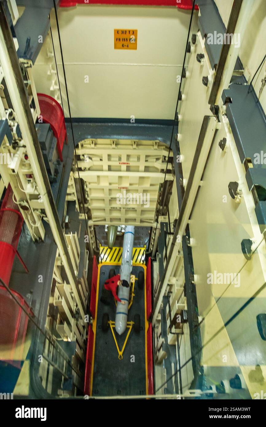 Eine Rakete wird durch einen Tunnel transportiert. Der Tunnel ist sehr schmal und die Rakete wird auf einer Plattform transportiert Stockfoto