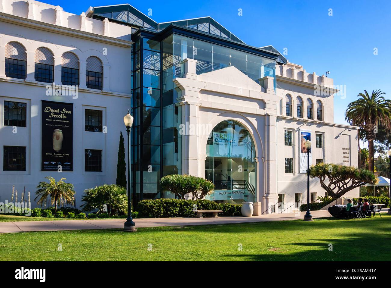 Ein großes weißes Gebäude mit einer Glasfassade und einem Schild mit der Aufschrift „The Metropolitan Museum of Art“ Stockfoto