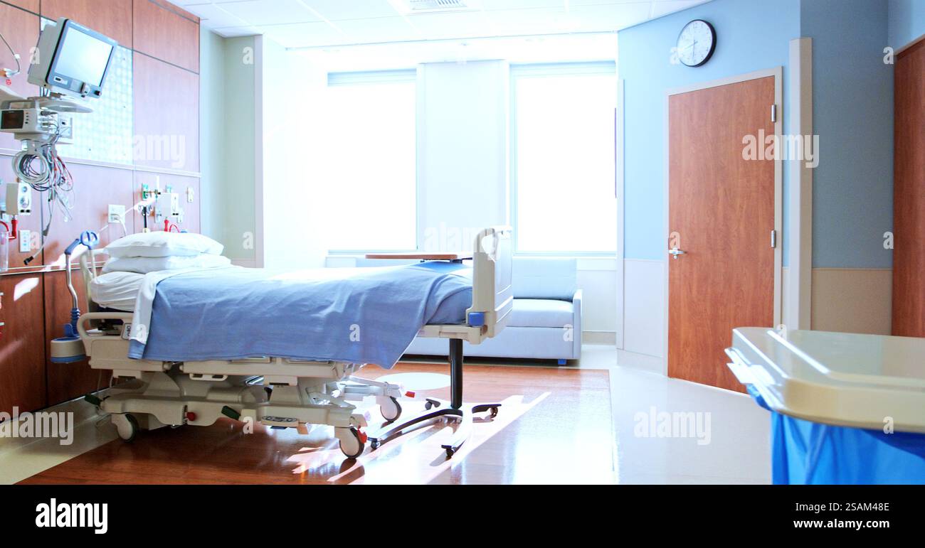 Privates Zimmer Im Modernen Krankenhaus Mit Leerem Bett Und Medizinisch-Technischen Geräten Stockfoto
