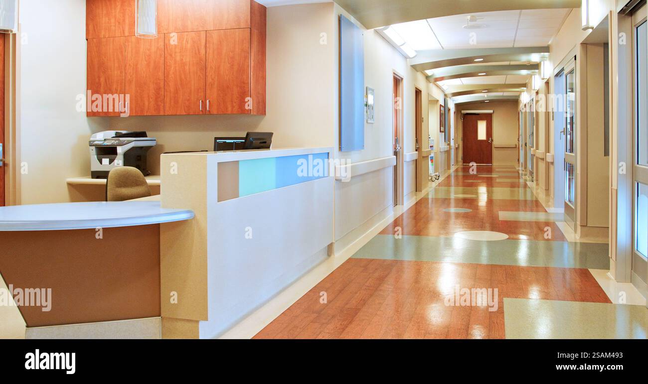 Leerer Flur Und Schwesternstation Im Modernen Krankenhausgebäude Stockfoto