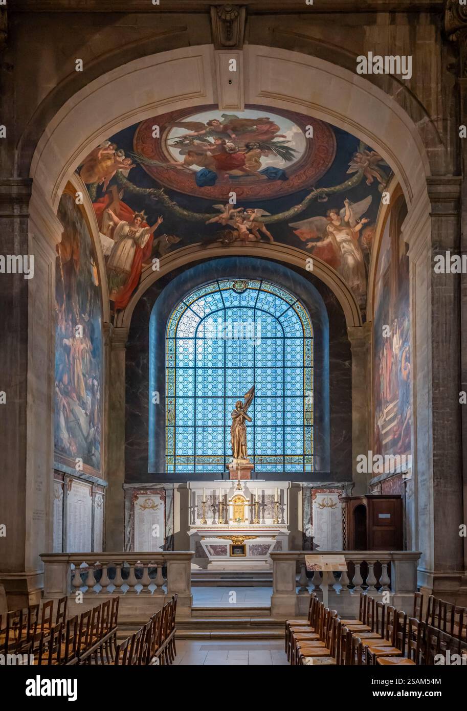 Paris, Frankreich - 12 14 2024: Kirche Saint-Sulpice. Blick auf eine Kapelle mit einem Altar, die vergoldete Gipsstatue der heiligen Johanna d'Arc und das Gedenkwal Stockfoto
