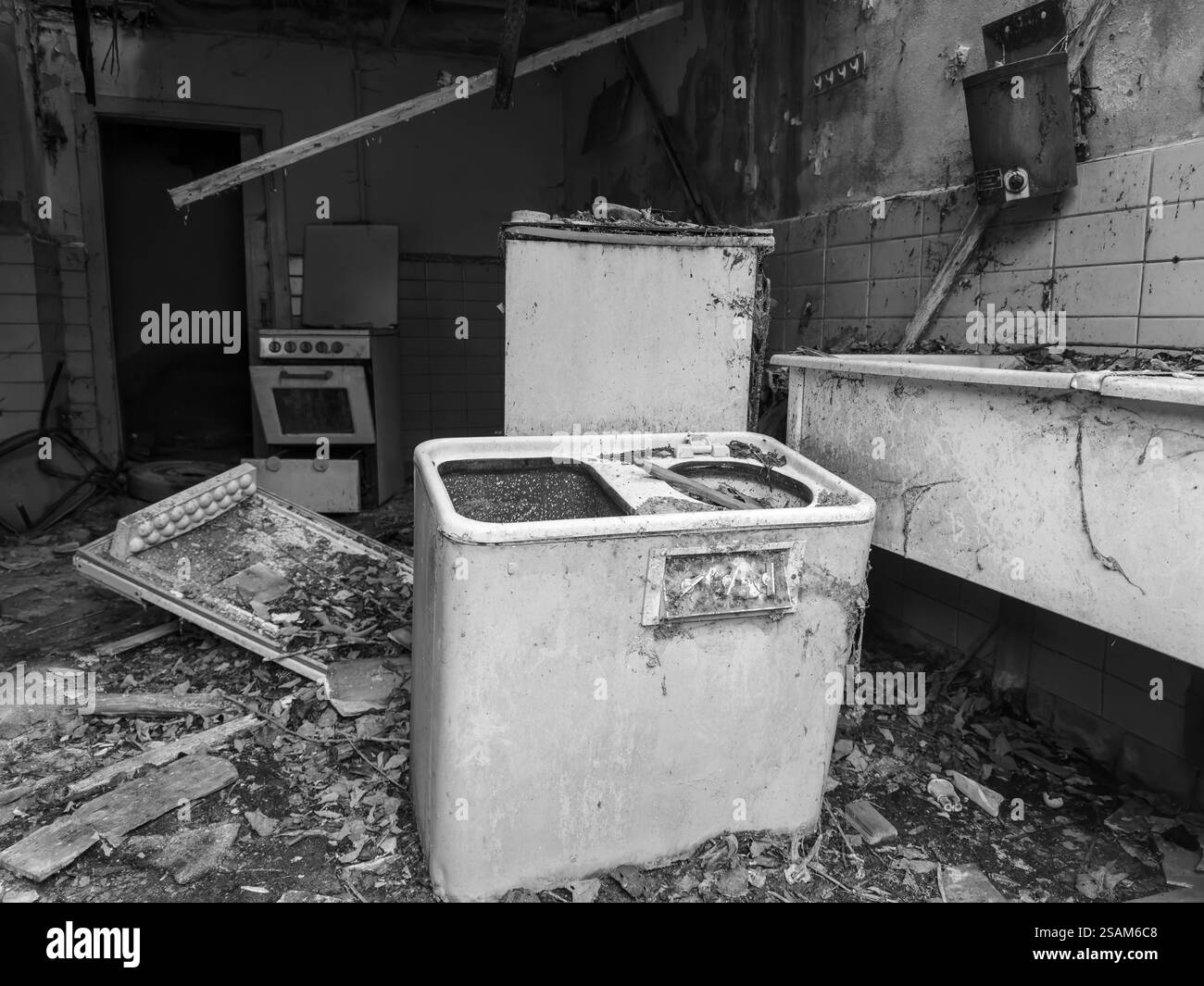 Lost Places verlassene Küche Vergänglichkeit Schwarzweißfoto Stockfoto