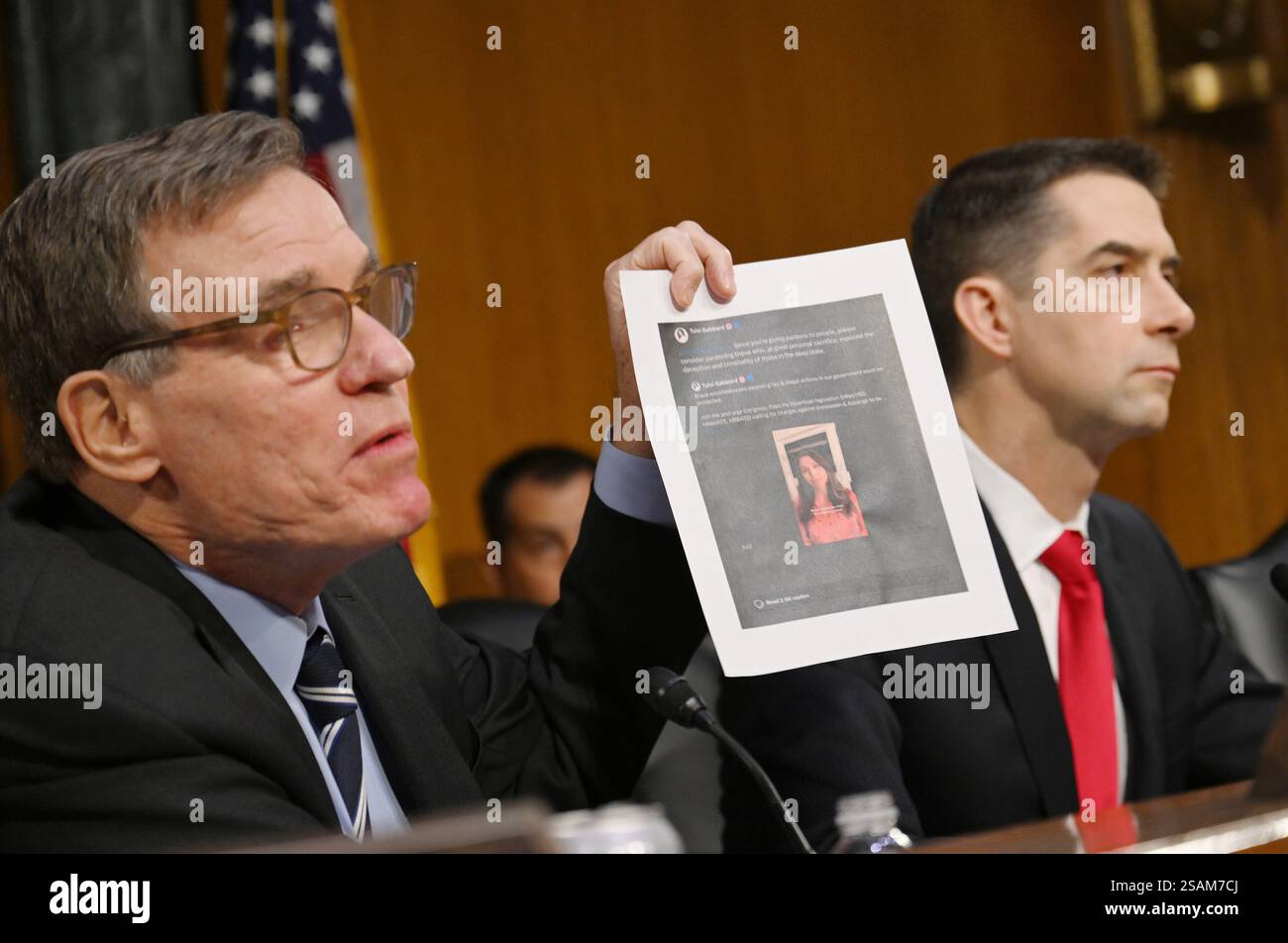 Washington, Usa. 30. Januar 2025. Senat Intelligence Committee Ranking Member Sen Mark Warner, D-VA, befragt Tulsi Gabbard in einem Social Media Post, der angeblich Edward Snowden bei einer Anhörung zur Prüfung ihrer Nominierung als Director of National Intelligence im US Capitol in Washington DC am Donnerstag, dem 30. Januar 2025, unterstützt. Foto: Annabelle Gordon/UPI Credit: UPI/Alamy Live News Stockfoto