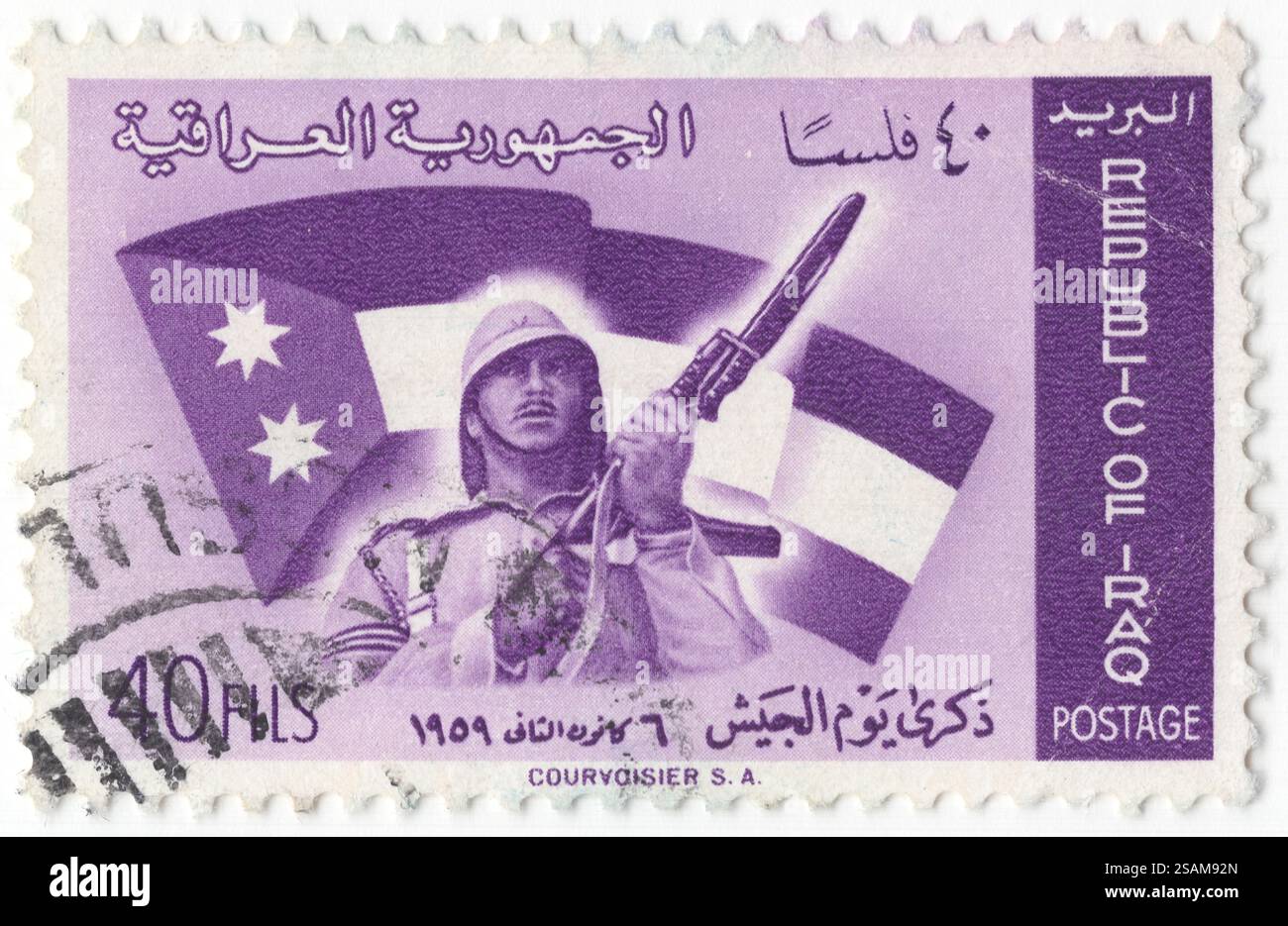 IRAK - 6. Januar 1959: 40 Fils lila Briefmarke mit der Darstellung des Soldaten vor der Nationalflagge. Ein mustergültiger Soldat in Kampfausrüstung hält ein Gewehr mit einem Bajonett. Gedenktag Der Armee. Die Streitkräfte des Irak wurden Anfang der 1920er Jahre gebildet Sechs Militärputsche wurden von der Armee zwischen 1936 und 1941 aufgestellt. Sie wurden erstmals im Anglo-Irakkrieg von 1941 gekämpft. Sie kämpften gegen Israel im arabisch-israelischen Krieg 1948, im Sechstagekrieg 1967 und im Jom-Kippur-Krieg 1973. Zwei Kriege gegen die Kurden wurden 1961-1970 und 1974–1975 geführt Stockfoto