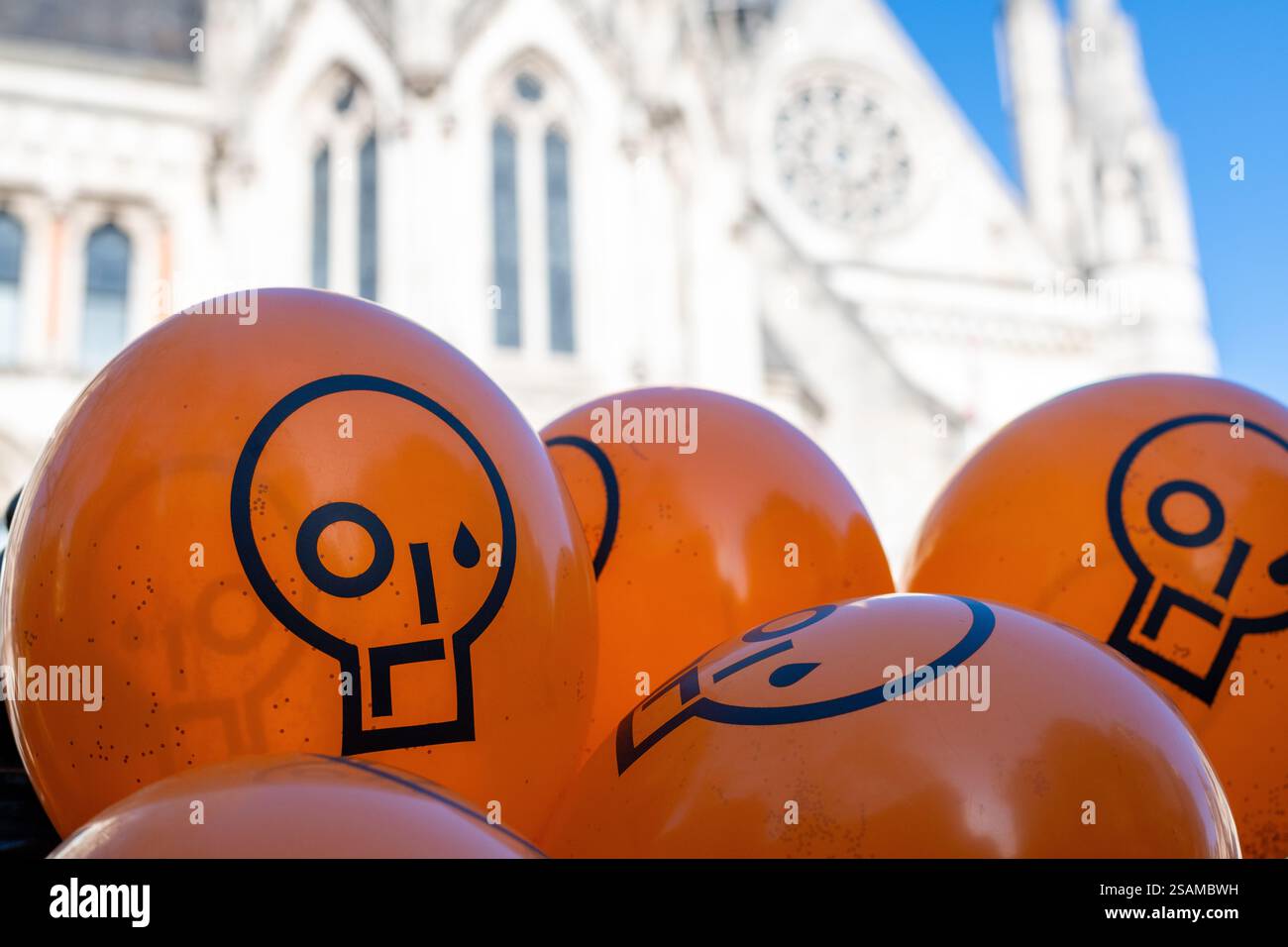 London, Großbritannien. 30. Januar 2025. Ballons mit dem Just Stop Oil (JSO)-Logo fliegen vor den königlichen Justizgerichten, während Anhänger von inhaftierten Klimaaktivisten aus der Umweltaktivierungsgruppe eine Kundgebung veranstalten, während das Berufungsgericht Anträge auf Zulassung zur Berufung gegen ihre Verurteilungen hört. Sechzehn JSO-Aktivisten erhielten zusammen 41 Jahre Haft für ihre gewaltfreien direkten Aktionen, die den Klimanotstand hervorhoben und die Regierung aufforderten, größere Maßnahmen zu ergreifen, um ihn zu bekämpfen. Quelle: Ron Fassbender/Alamy Live News Stockfoto