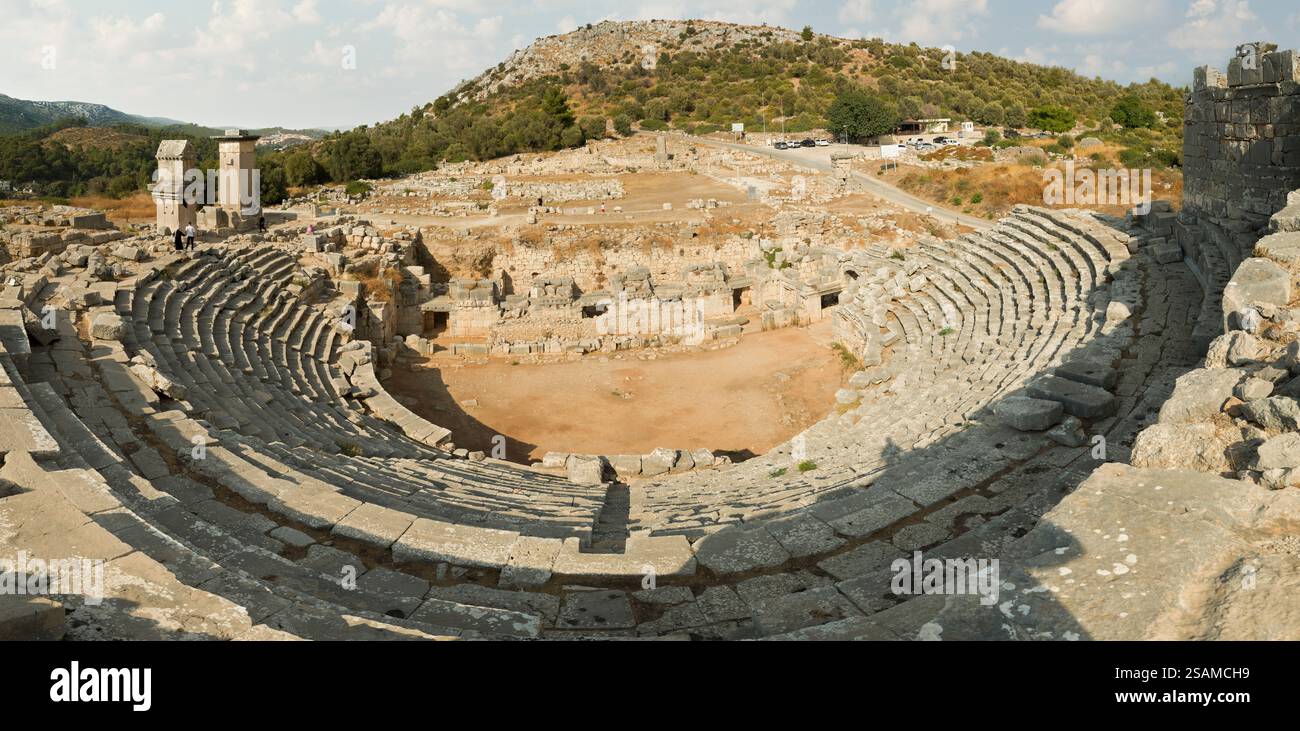 Xanthos, die Hauptstadt der lykischen Zivilisation. Die prächtige Struktur des antiken Theaters. UNESCO-Weltkulturerbe-Stätten in der Türkei Stockfoto