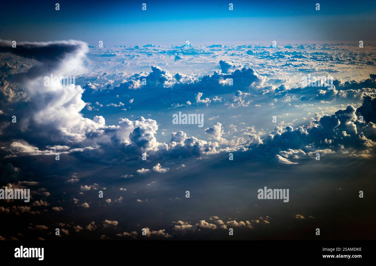 Luftaufnahme einer dramatischen Wolkenlandschaft mit Sonnenlicht, das durch Wolken filtert. Stockfoto