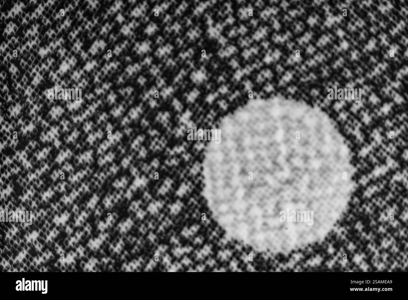 Abstraktes Schwarz-weiß-Muster mit kreisförmiger Form vor strukturiertem Hintergrund Stockfoto