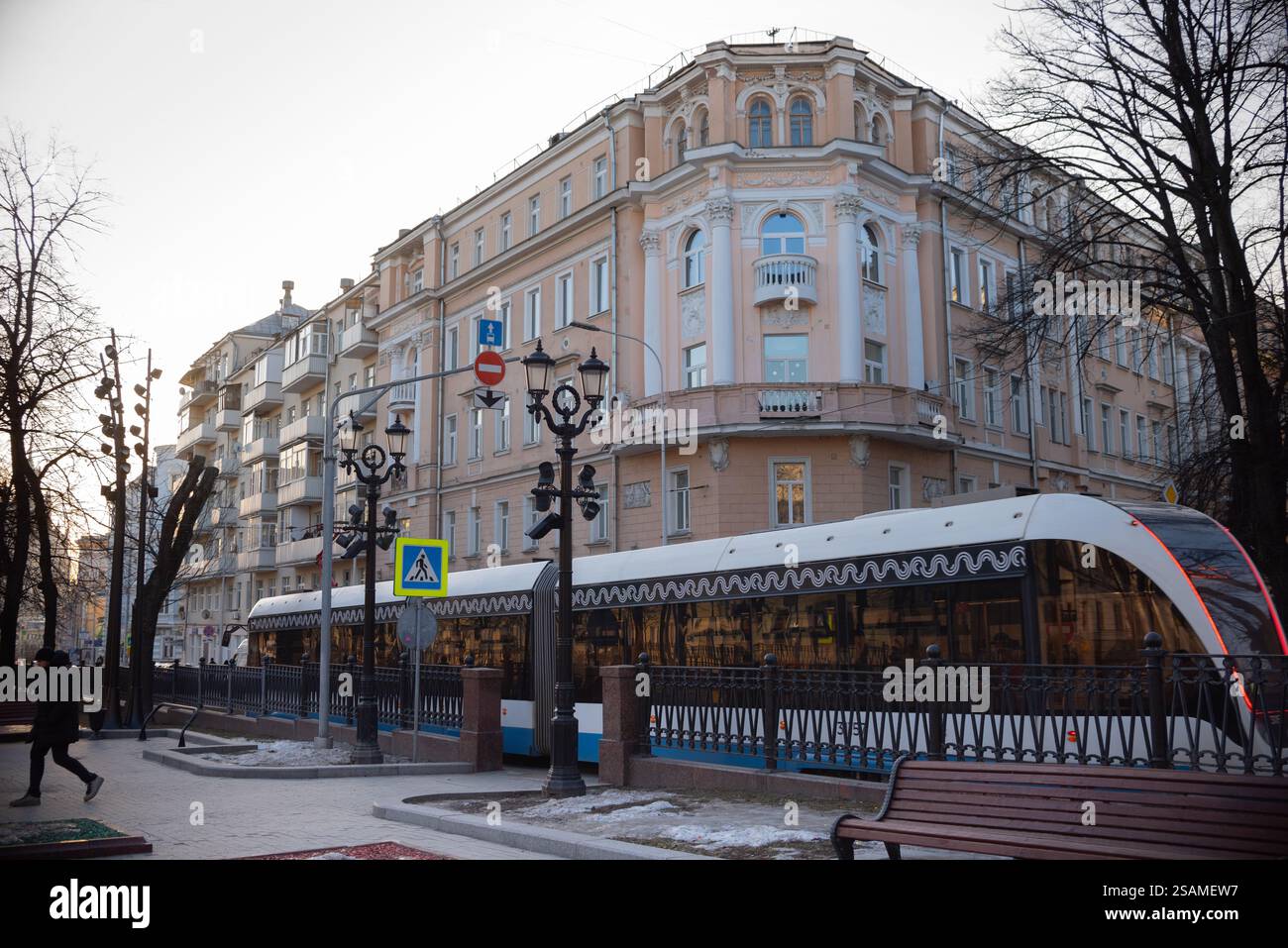 Spaziergang entlang des Boulevardrings von Moskau. Straßenbahnstrecke auf dem Pokrovsky Boulevard, Moskau, Russland Stockfoto