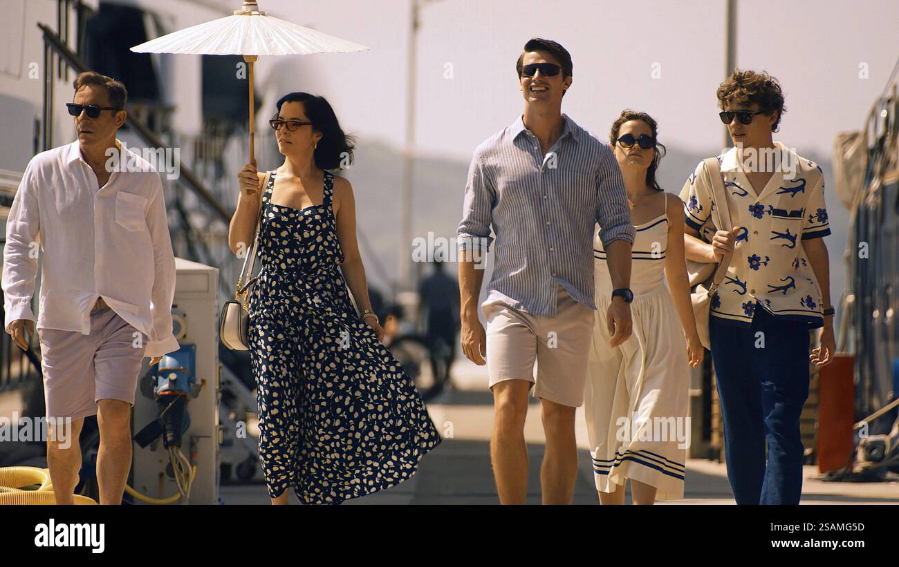 The White Lotus Staffel 3 Jason Isaacs, Parker Posey, Patrick Schwarzenegger, Sarah Catherine Hook und Sam Nivola Stockfoto