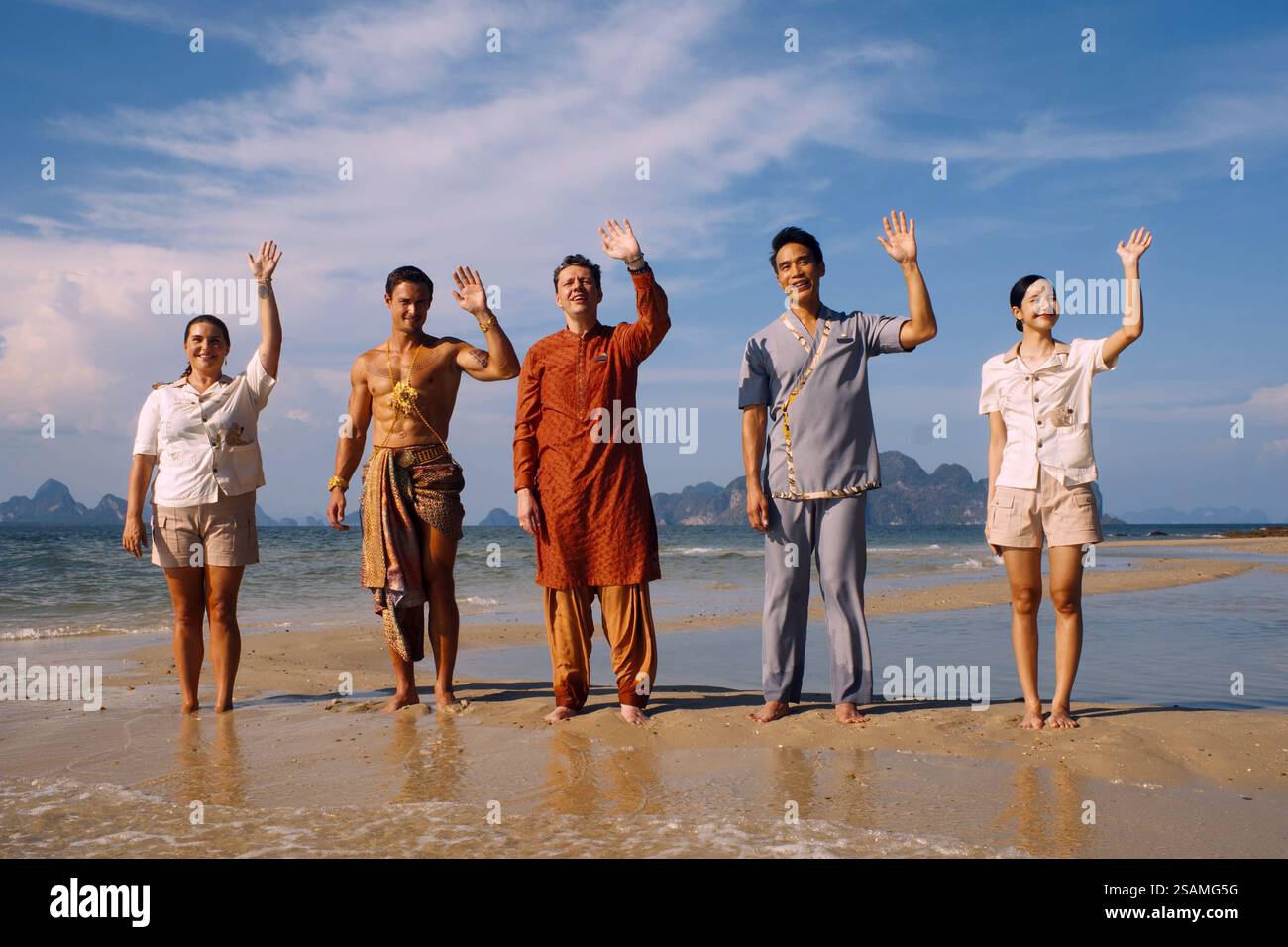 The White Lotus Staffel 3 Dom Hetrakul, Morgana O'Reilly, Christian Friedel, Arnas Fedaravicius und Lalisa Manoban Stockfoto