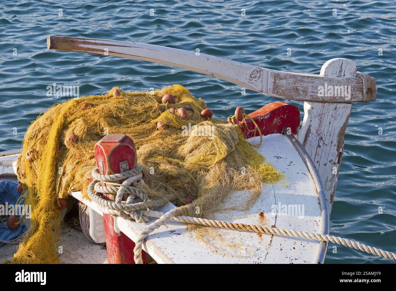 Ruder eines alten Fischerbootes, Bootsdetails, Hafen von Parikia, Paros, Kykladen, Griechenland, Europa Stockfoto