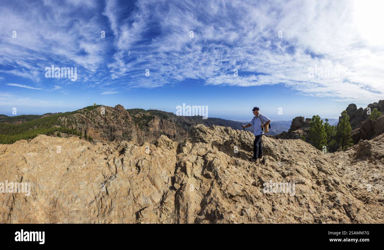 Wanderer auf dem Gipfel von El Campanario nach Pico de las Nieves, Gran Canaria, Kanarischen Inseln, Spanien, Europa Stockfoto