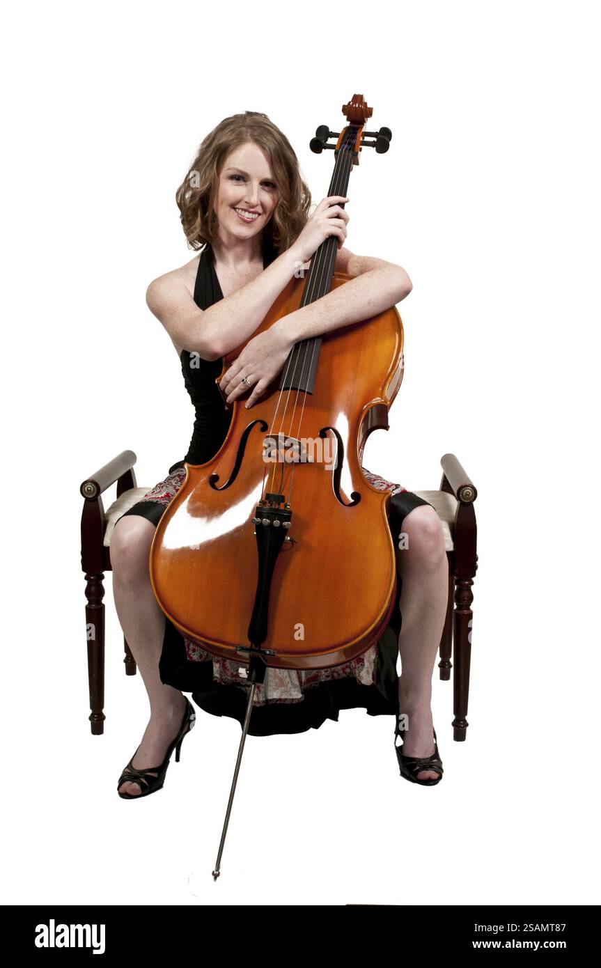 Schöne Cellistin mit ihrem Cello-Musikinstrument Stockfoto