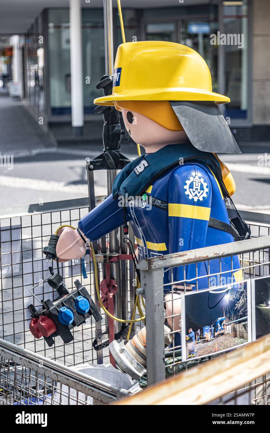 Neuwied - 09. Juli 2022: Eine playmobil-Figur mit Uniform und Helm mit Emblemen des Technischen Hilfswerks Stockfoto