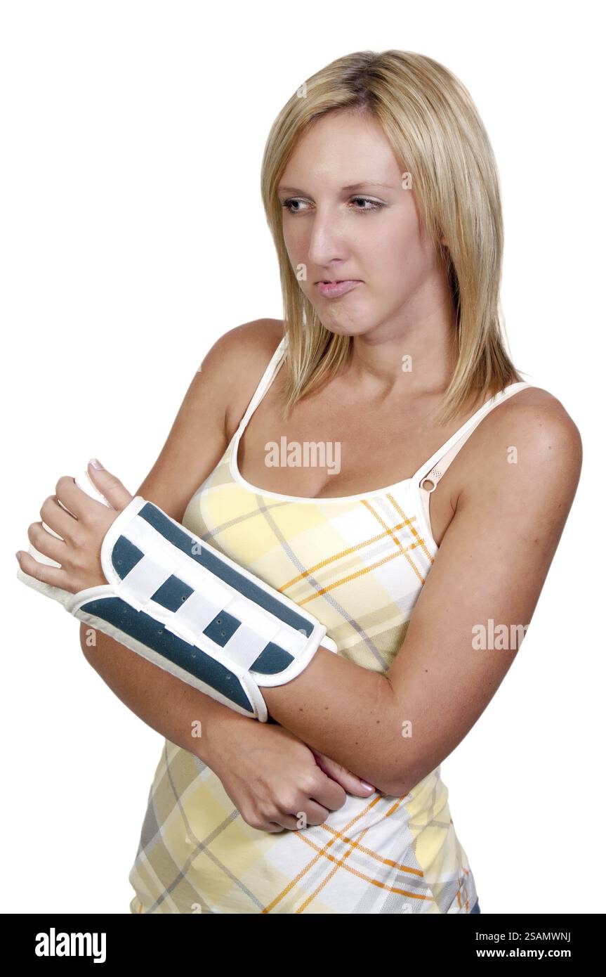 Eine schöne junge Frau mit gebrochenem Arm Stockfoto