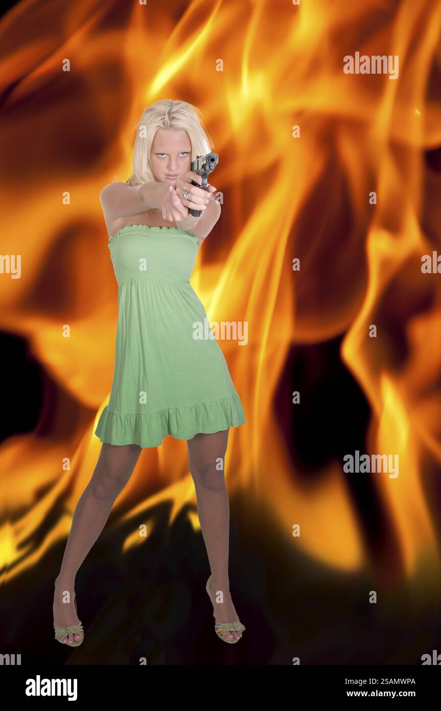 Eine schöne Polizistin Detektiv bei der Arbeit mit einer Pistole Stockfoto