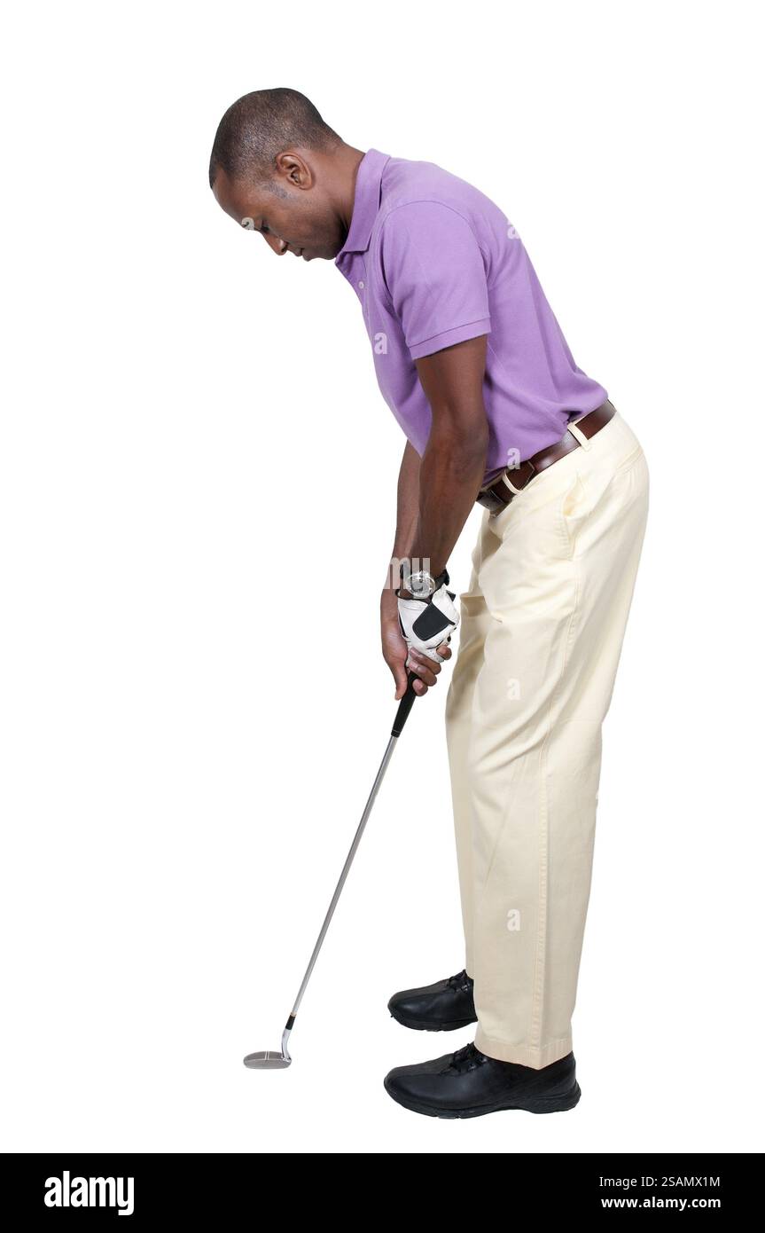 Gutaussehender Mann, der eine Runde Golf spielt Stockfoto