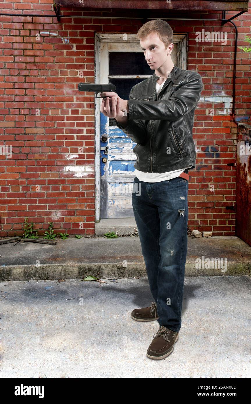 Detective Polizist bei der Arbeit mit einer Pistole Stockfoto