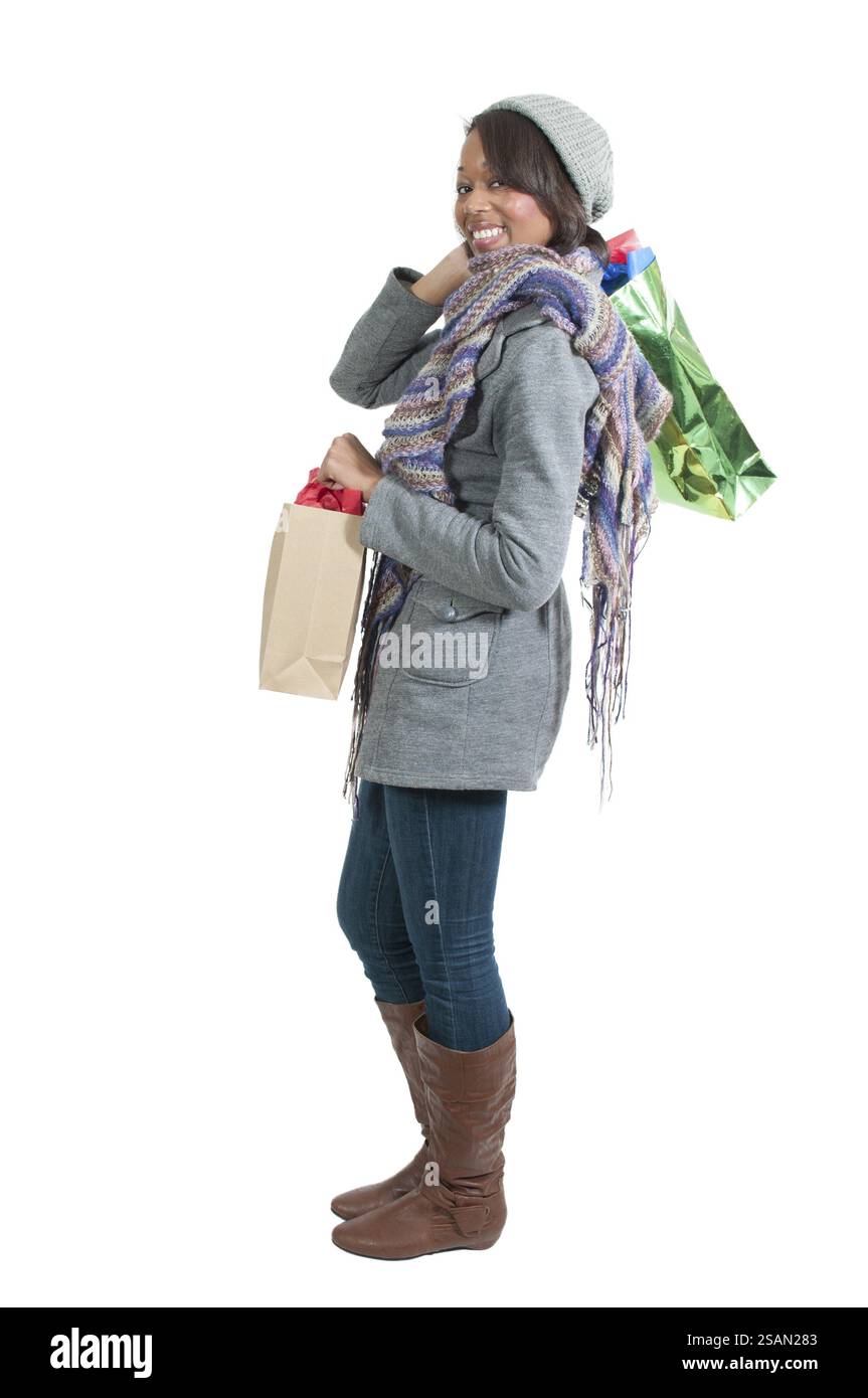 Eine junge schöne schwarze Afroamerikanerin auf einem Einkaufsbummel Stockfoto