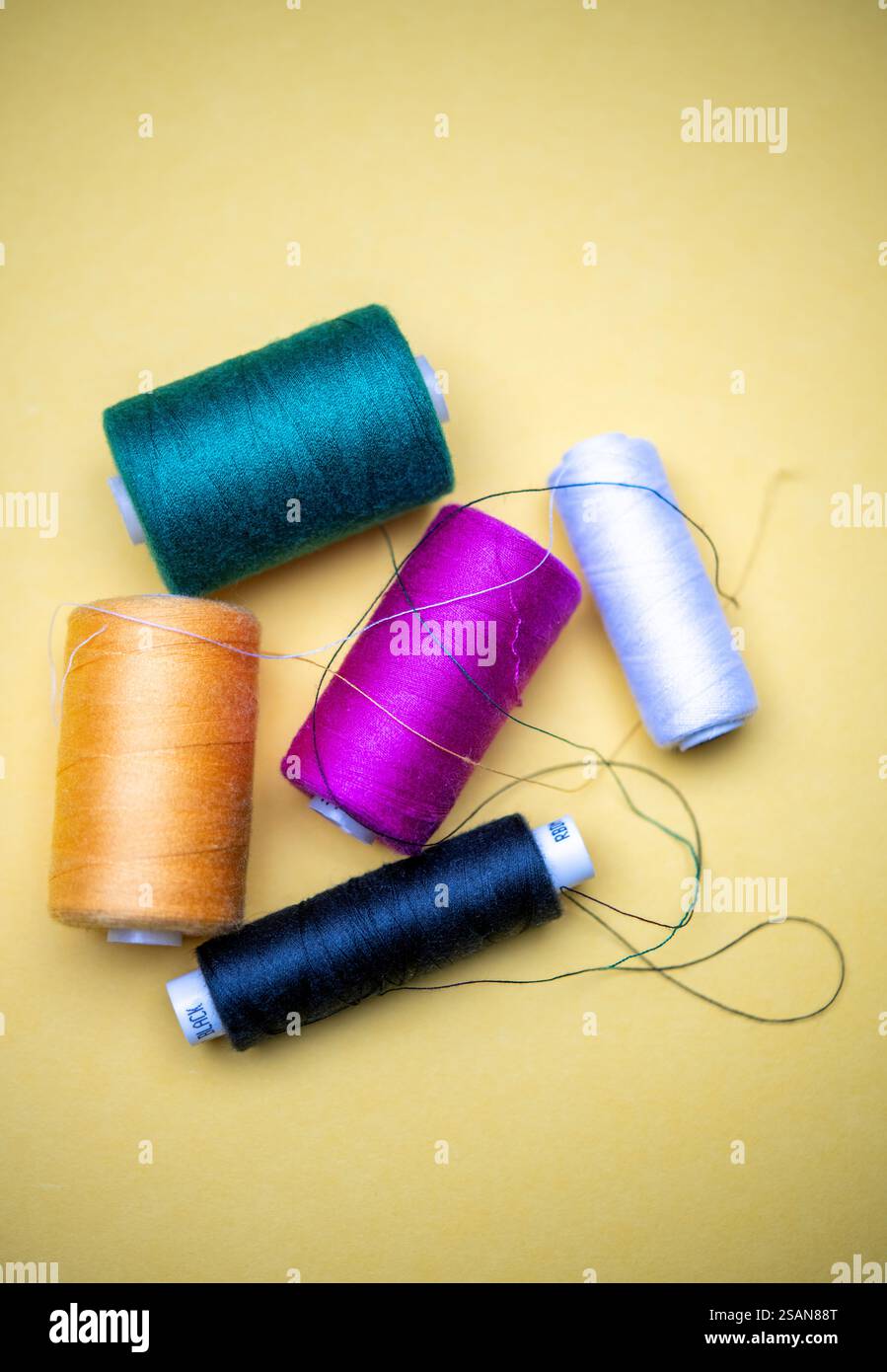 Stillleben von bunten Baumwollrollen Stockfoto