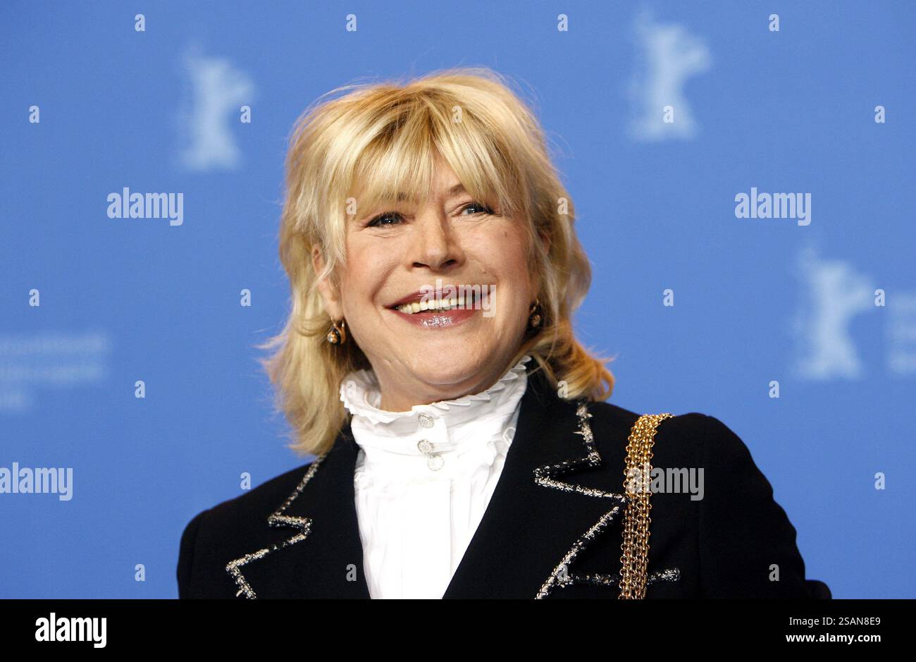 Berlin, Deutschland. Februar 2007. Die britische Sängerin und Schauspielerin Marianne Faithfull lächelt bei der Vorstellung des Films „Irina Palm“ auf der Berlinale. Faithfull ist tot. Sie starb im Alter von 78 Jahren, so die britische Nachrichtenagentur PA. Quelle: Wolfgang Kumm/dpa/Alamy Live News Stockfoto