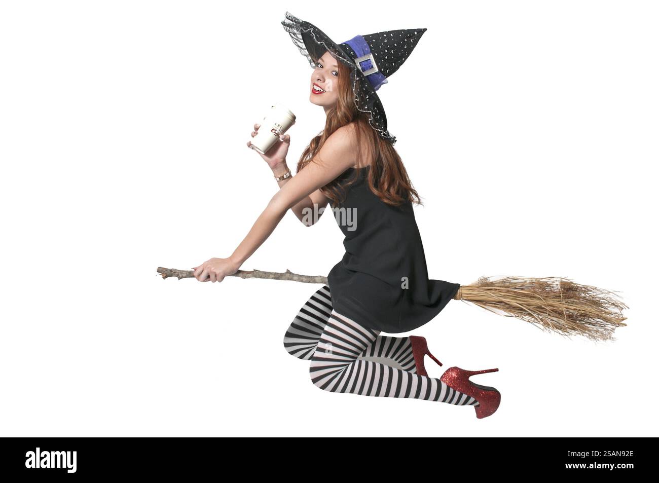 Schöne Frau böse Hexe mit rubinroten Schuhe mit Kaffee Stockfoto