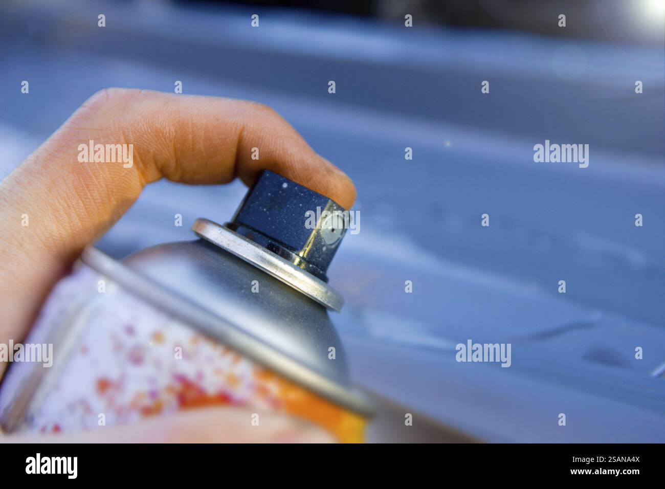 Nahaufnahme der Sprühdose mit Handgriff, bereit zum Lackieren Stockfoto