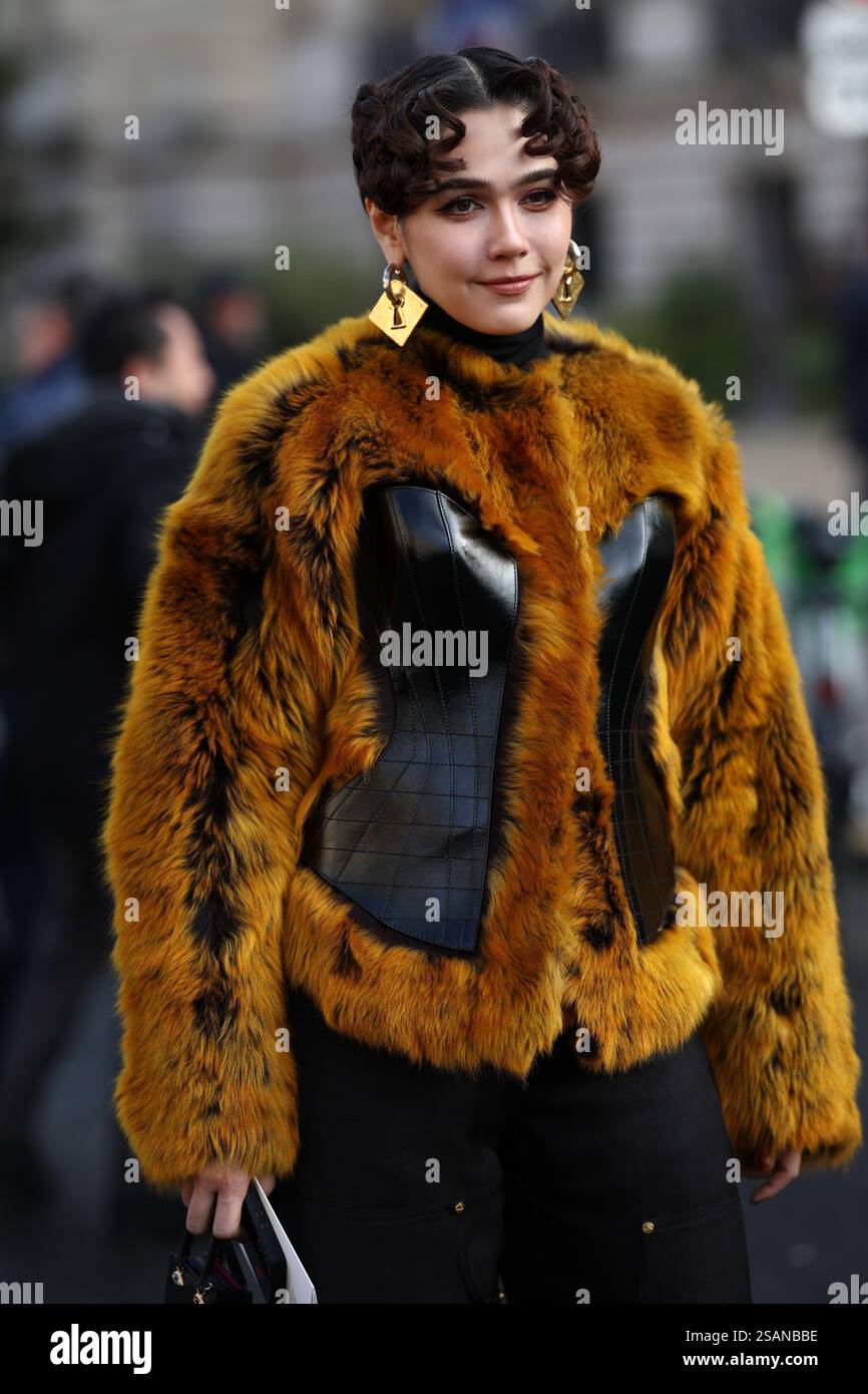Street Style, Araya A. Hargate Ankunft bei Schiaparelli S/S 2025 Haute Couture Show, die am 27. Januar 2025 im Petit Palais in Paris stattfand. Stockfoto