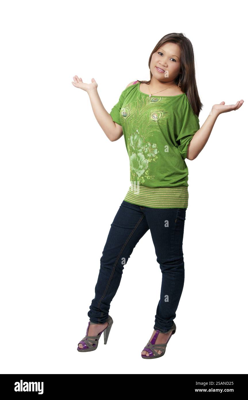 Eine schöne junge hispanische latino-Frau, die weit weg blickt Stockfoto