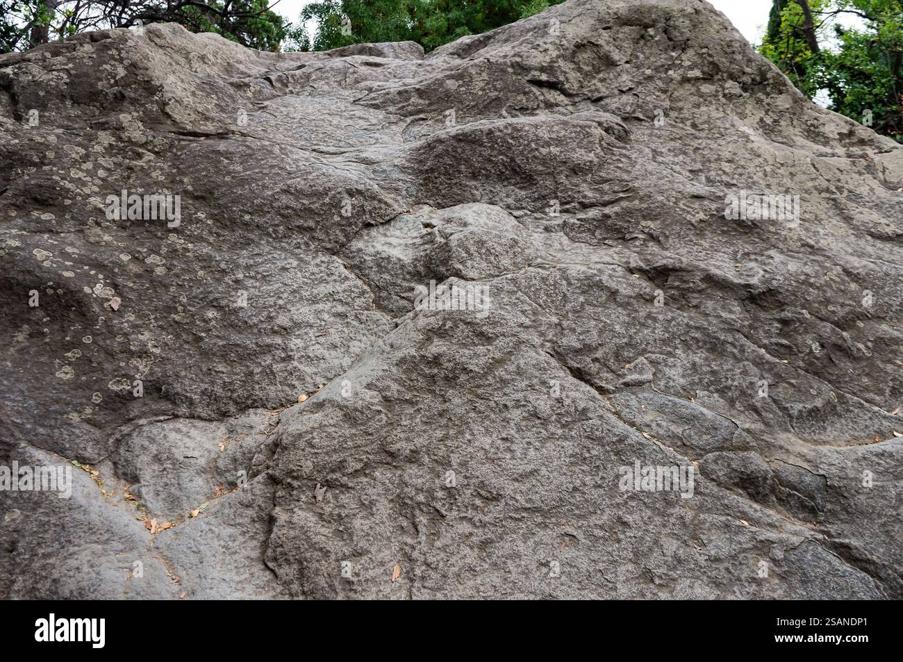 Abstrakte Steinoberfläche mit einzigartigen geologischen Details Stockfoto