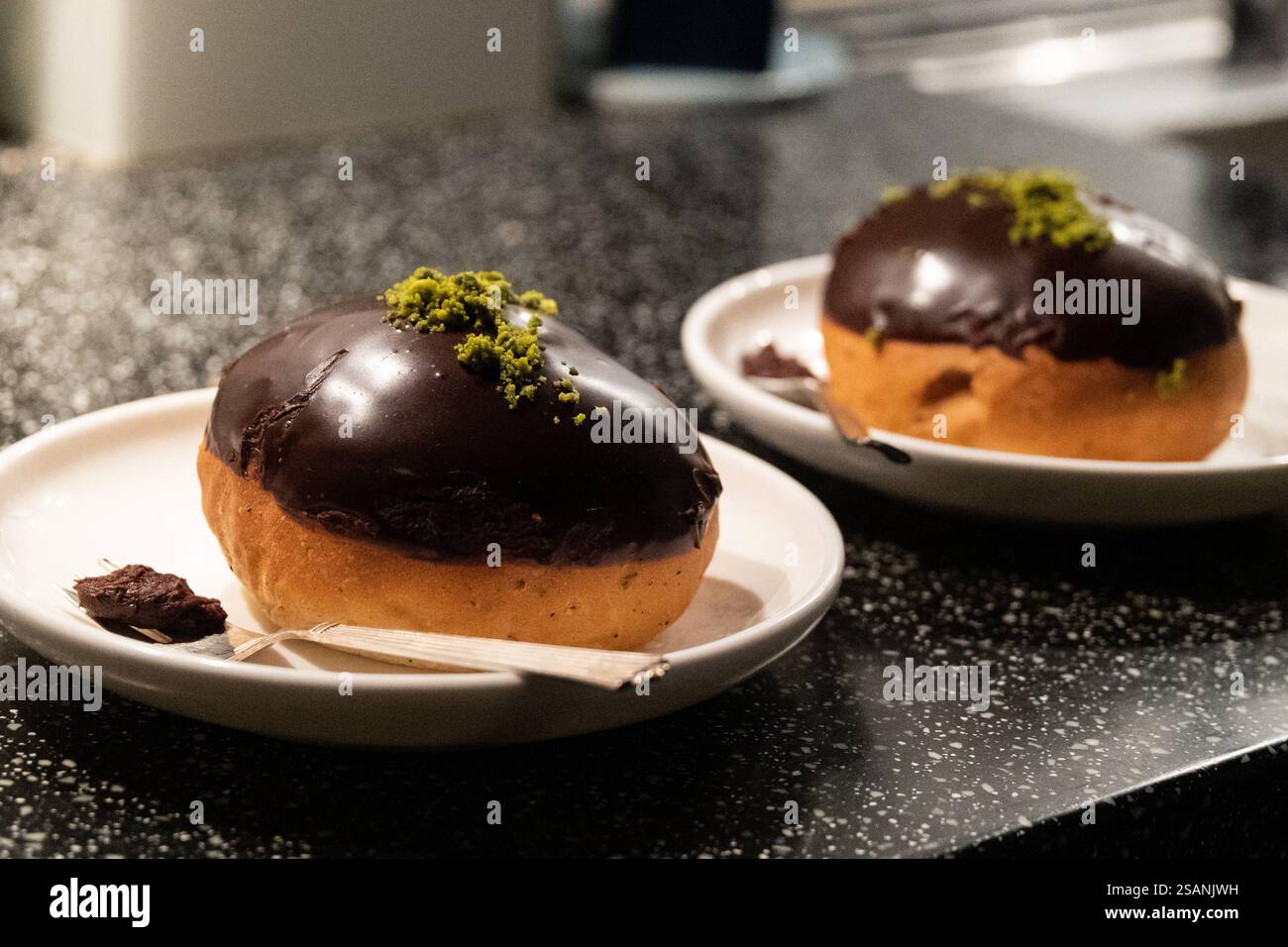 Eine dänische fastelavnsbolle, ähnlich der schwedischen Semla von Skipper Bageri, ist ein köstliches Gebäck, das traditionell während des Fastelavn genossen wird. Die Version, die in dänischen Bäckereien am oder um den Faschingsmontag verkauft wird, ist etwas anders. Sie wird aus Blätterteig hergestellt und mit Schlagsahne, etwas Marmelade und oft mit Glasur gefüllt. Zu Hause backen die Menschen eine Version, die eher einer üblichen Weizenbrötchen ähnelt, indem sie einfachen Hefeteig mit Rosinen, Succade und manchmal kandierten Bitterorangenschalen mischen. Kopenhagen Dänemark Copyright: XKristianxTuxenxLadegaardxBergx 2E6A8929 Stockfoto