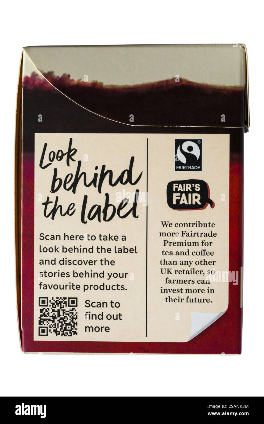 Informationen zu einer Schachtel Kaffeebeutel Jump Start einzeln verpackt von M&S isoliert auf weißem Hintergrund – schauen Sie hinter das Etikett Stockfoto