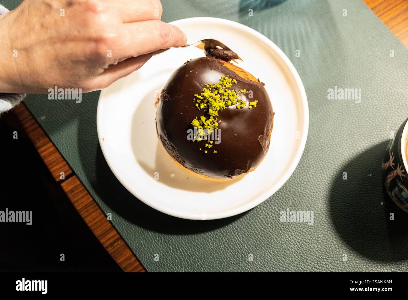 Eine dänische fastelavnsbolle, ähnlich der schwedischen Semla von Skipper Bageri, ist ein köstliches Gebäck, das traditionell während des Fastelavn genossen wird. Die Version, die in dänischen Bäckereien am oder um den Faschingsmontag verkauft wird, ist etwas anders. Sie wird aus Blätterteig hergestellt und mit Schlagsahne, etwas Marmelade und oft mit Glasur gefüllt. Zu Hause backen die Menschen eine Version, die eher einer üblichen Weizenbrötchen ähnelt, indem sie einfachen Hefeteig mit Rosinen, Succade und manchmal kandierten Bitterorangenschalen mischen. Kopenhagen Dänemark Copyright: XKristianxTuxenxLadegaardxBergx 2E6A9036 Stockfoto