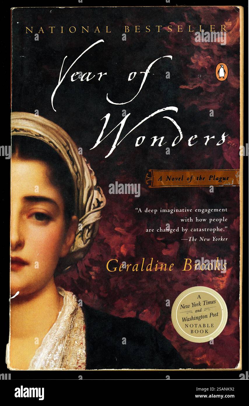 Gebrauchter Vintage-Taschenbucheinband von Year of Wonders von Geraldine Brooks. Es basiert auf der Geschichte des kleinen Dorfes Eyam in Derbyshire, das 1666 von der Pest heimgesucht wurde, um eine weitere Ausbreitung der Krankheit zu verhindern. Der schwarze Tod, der durch die Pest verursacht wurde, verursachte im 14. Jahrhundert den Tod von bis zu der Hälfte der europäischen Bevölkerung. Diese Ausgabe wurde 2002 veröffentlicht. Stockfoto