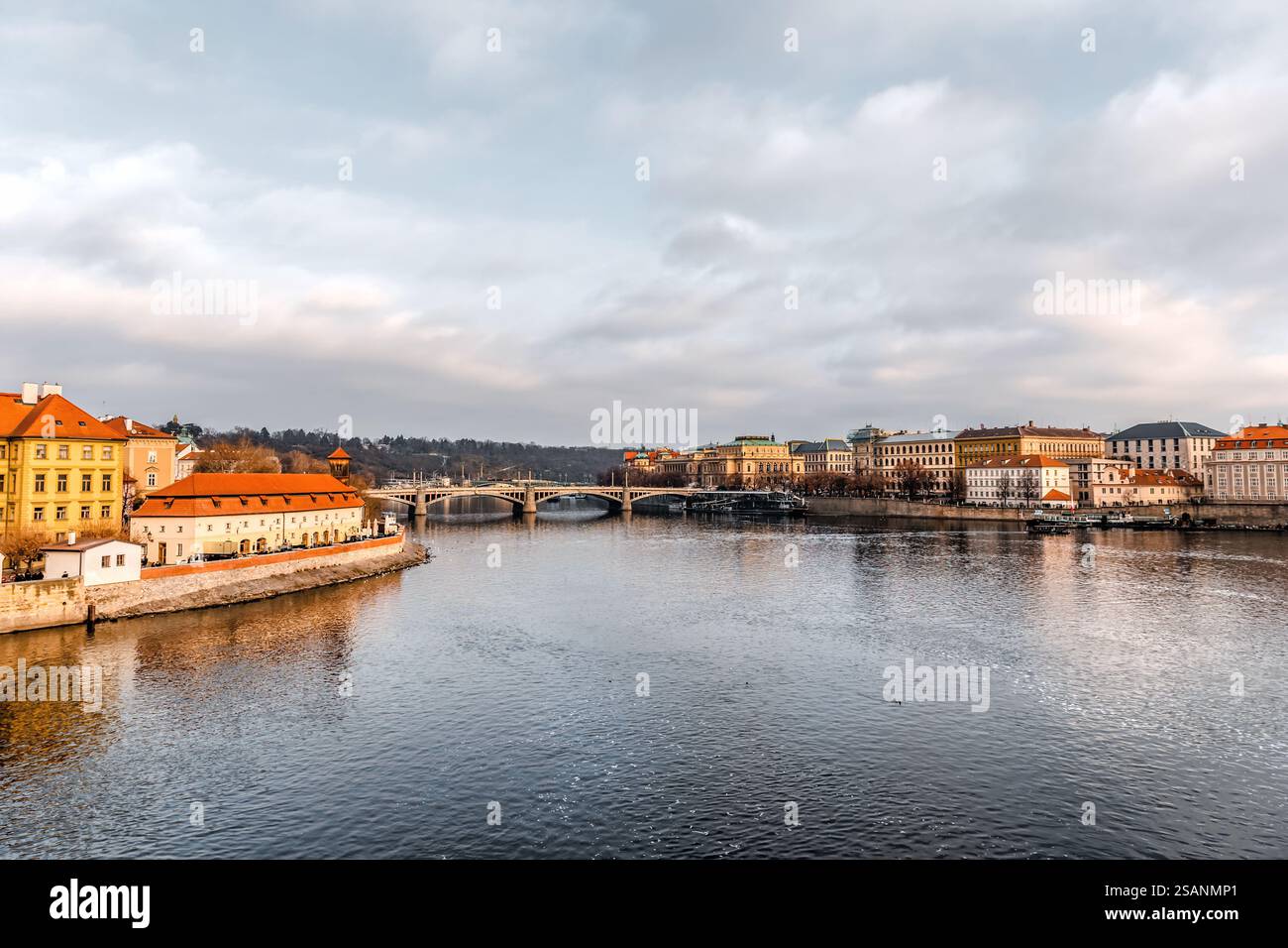 Panoramablick auf Prag historische gotische mittelalterliche Burg und Kirche, Veitsdom, Karlsbrücke, astronomische Uhr, Basilika St. Stockfoto
