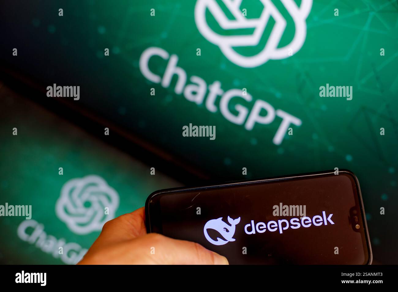 In dieser Fotoabbildung wird das Chat GPT-Logo auf zwei Computerbildschirmen gegenüber dem DeepSeek-Logo auf einem Mobiltelefon angezeigt, wie China vorstellt Stockfoto