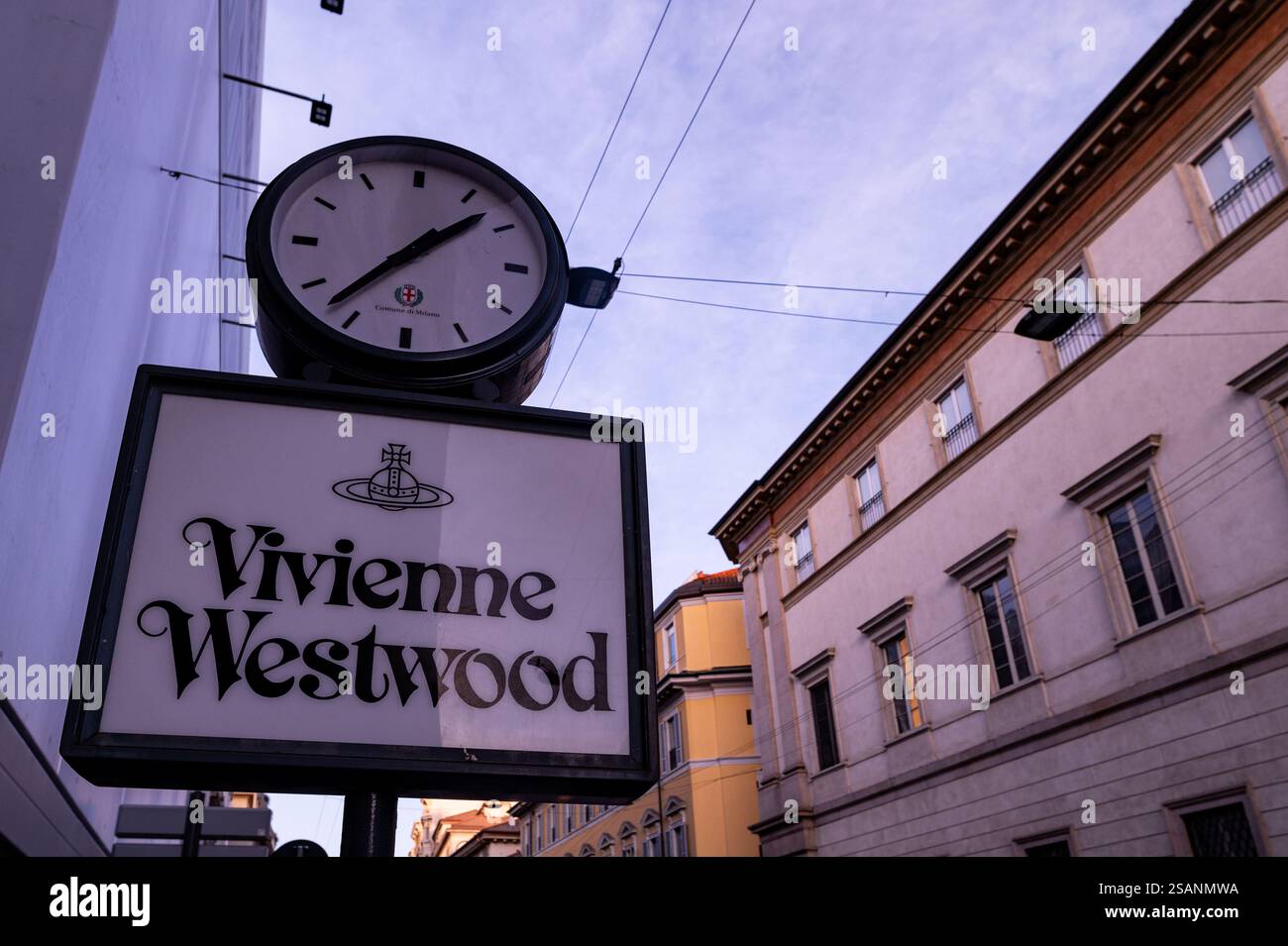 Das Logo von vivienne westwood, bestehend aus einer Kugel, die von einem Ring umgeben ist, Stockfoto